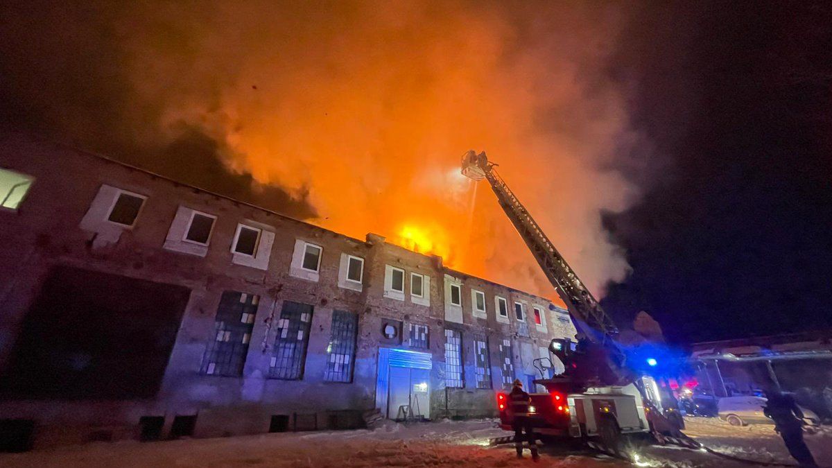 Zásah u hořící budovy v Trutnově hasičům komplikoval mráz